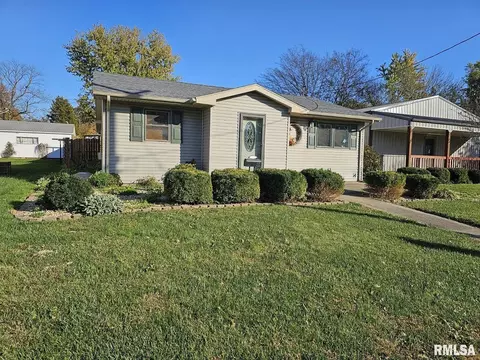 1102 S 1104 S Ledford St, Harrisburg, IL 62946