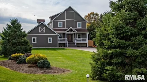 1147 E Iowa St, Eldridge, IA 52748