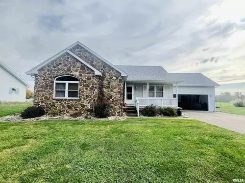 136 Country Club Estates Dr, Salem, IL 62881