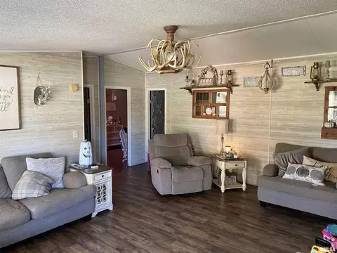 10633 E Webb Rd, Mount Vernon, IL 62864 photo 2