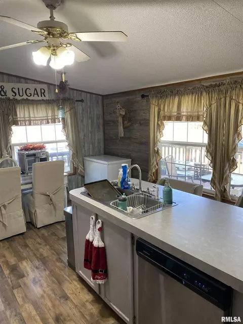10633 E Webb Rd, Mount Vernon, IL 62864 photo 6