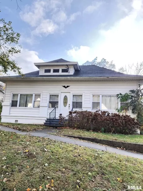 209 E Cross St, Dongola, IL 62926