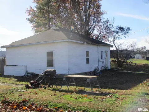 105 N Cockrum St, Sesser, IL 62884