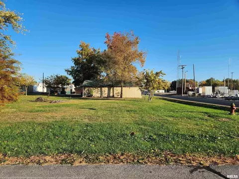 210 E Matthew St, Sesser, IL 62884 photo 3
