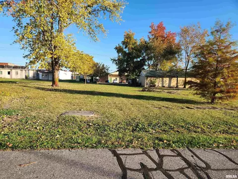 210 E Matthew St, Sesser, IL 62884