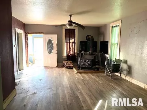 312 E Locust St, Salem, IL 62881 photo 3