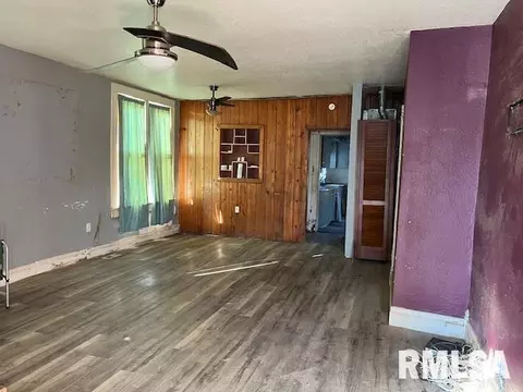 312 E Locust St, Salem, IL 62881 photo 2