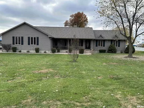 963 S Lake Dr, Du Quoin, IL 62832