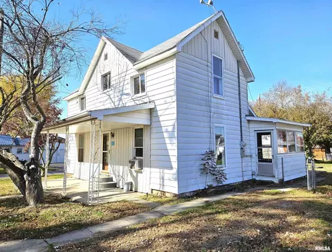 230 S 4th St SW, Clay City, IL 62824