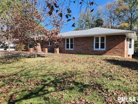 608 S Executive Dr, Okawville, IL 62271