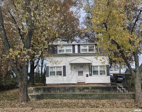 310 E South St, Harrisburg, IL 62946