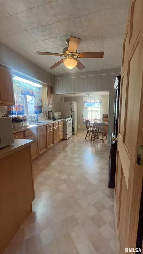 606 S State St, Christopher, IL 62822 photo 10