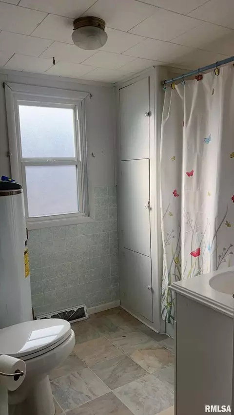 606 S State St, Christopher, IL 62822 photo 17