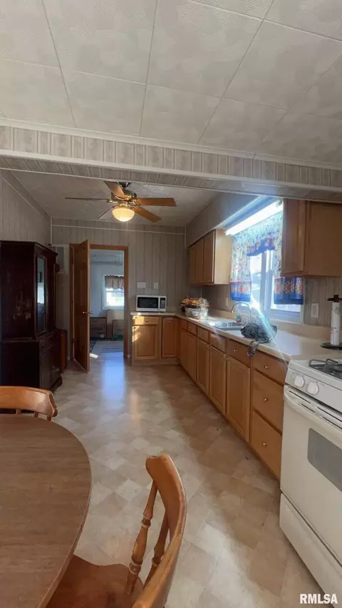 606 S State St, Christopher, IL 62822 photo 12