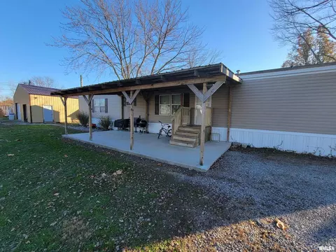 323 S Sycamore St, Flora, IL 62839 photo 5