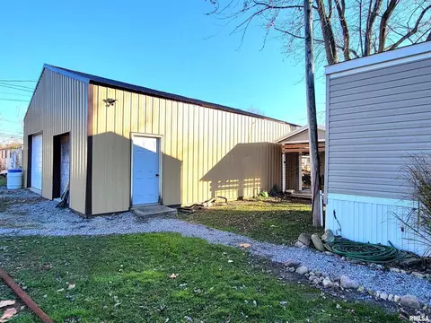 323 S Sycamore St, Flora, IL 62839 photo 3