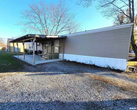 323 S Sycamore St, Flora, IL 62839 photo 2