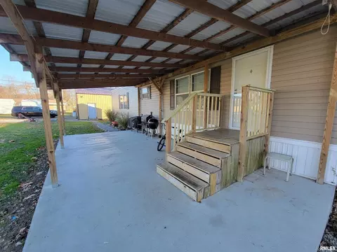 323 S Sycamore St, Flora, IL 62839 photo 6