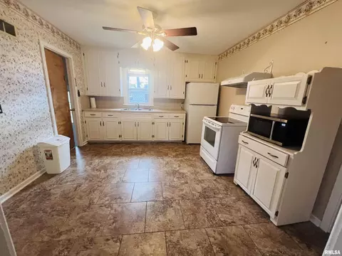 607 E 7th St, Centralia, IL 62801 photo 5