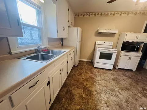 607 E 7th St, Centralia, IL 62801 photo 4