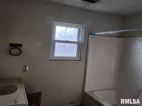 703 Brickyard Rd, Mount Vernon, IL 62864 photo 6