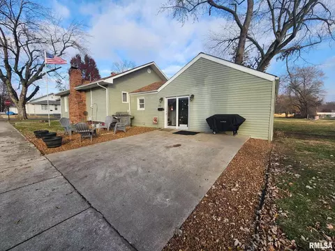 1102 Grayson St, Benton, IL 62812 photo 4