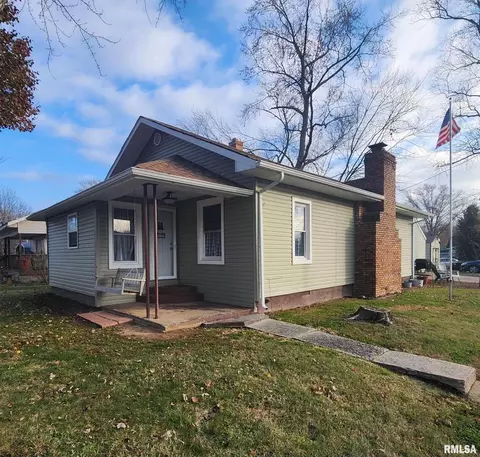 1102 Grayson St, Benton, IL 62812