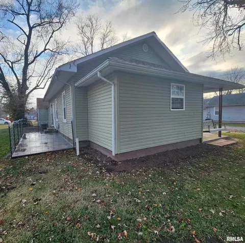 1102 Grayson St, Benton, IL 62812 photo 3