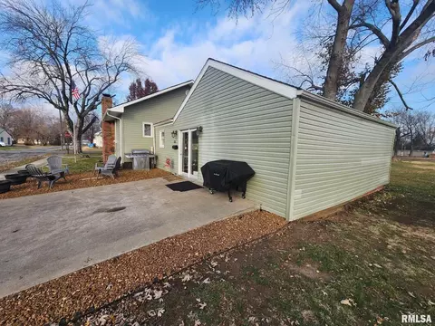 1102 Grayson St, Benton, IL 62812 photo 2