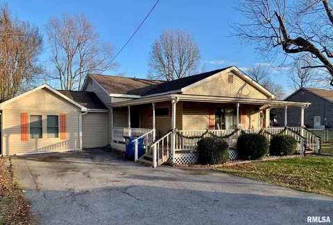604 N Broadway St, Sesser, IL 62884
