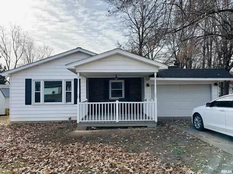825 W College St, Harrisburg, IL 62946