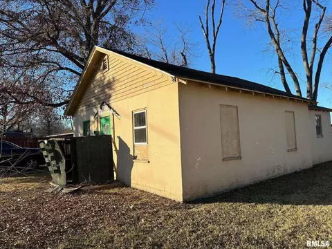 1007 E Ruth St, Benton, IL 62812 photo 4