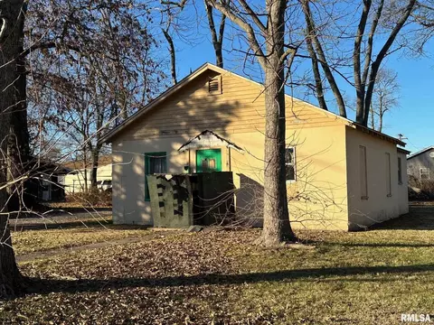 1007 E Ruth St, Benton, IL 62812 photo 8
