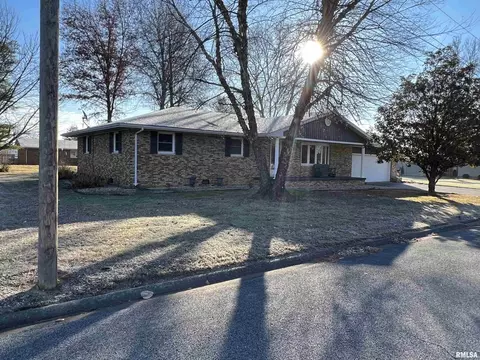 404 S Windsor Ln, Fairfield, IL 62837