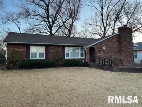 1357 E 6th St, Centralia, IL 62801