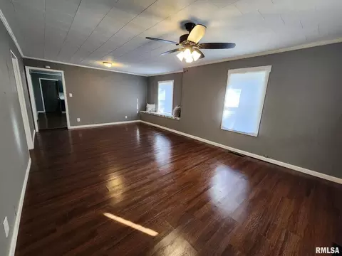 903 E Webster St, Benton, IL 62812 photo 9
