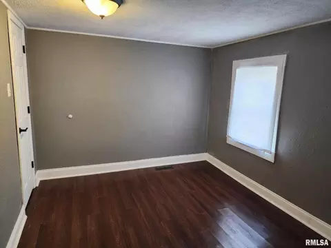 903 E Webster St, Benton, IL 62812 photo 15
