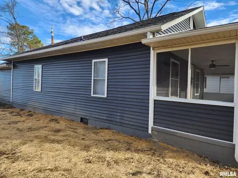 903 E Webster St, Benton, IL 62812 photo 4