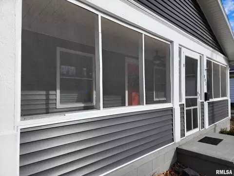 903 E Webster St, Benton, IL 62812 photo 5