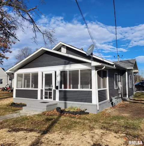 903 E Webster St, Benton, IL 62812