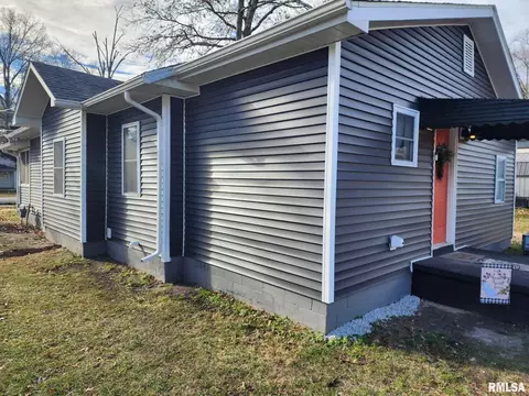 903 E Webster St, Benton, IL 62812 photo 7