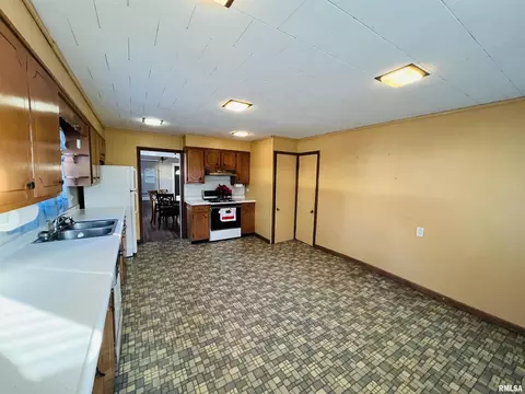 2109 Saline Ave, Eldorado, IL 62930 photo 9