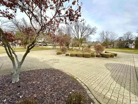 8 Orchard Dr, Centralia, IL 62801 photo 3