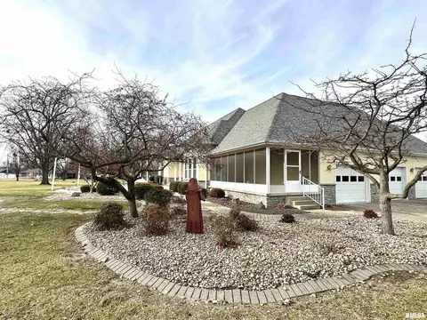 8 Orchard Dr, Centralia, IL 62801 photo 2