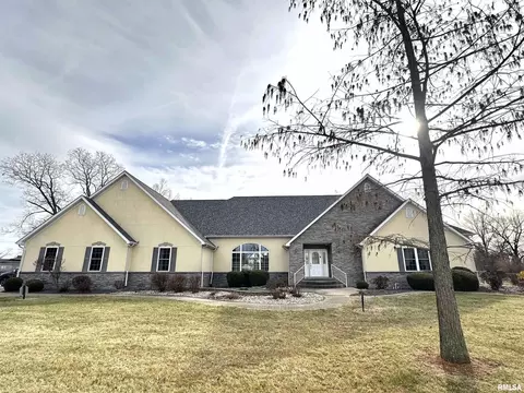8 Orchard Dr, Centralia, IL 62801