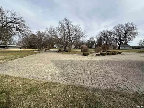 8 Orchard Dr, Centralia, IL 62801 photo 4