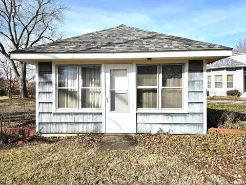 619 N Olive St, Flora, IL 62839 photo 2