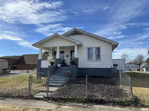 821 S 10th St, Herrin, IL 62948
