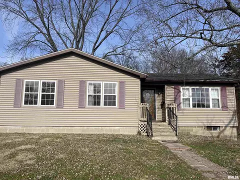 715 Locust St, Benton, IL 62812
