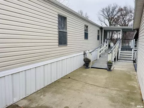 106 E Messinger St, Patoka, IL 62875